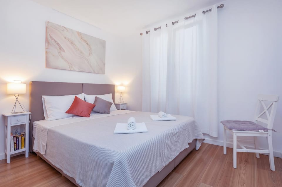 Bed, Bedroom, towels