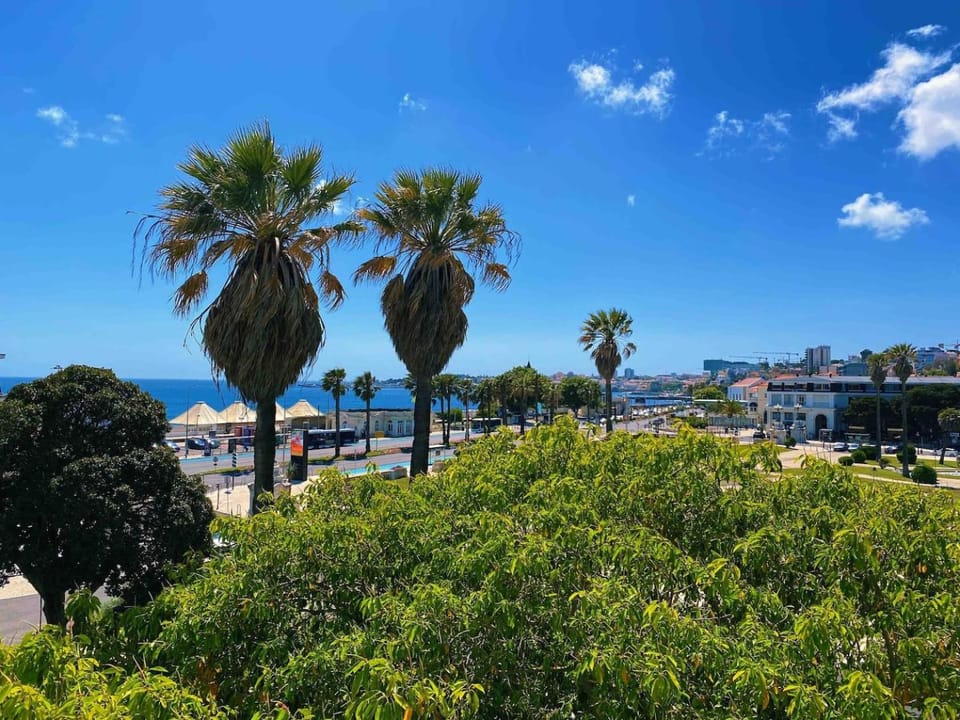 Sea View W Balcony 2 Mins Walk To Beach & Casino Apartment in Estoril