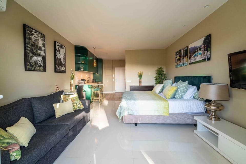 Sea View W Balcony 2 Mins Walk To Beach & Casino Apartment in Estoril