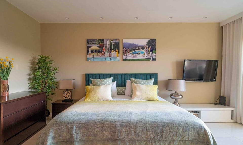 Sea View W Balcony 2 Mins Walk To Beach & Casino Apartment in Estoril