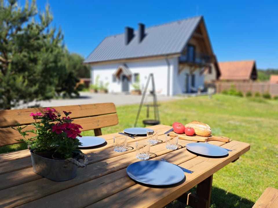 Property building, Patio, Spring, Day, Garden, Food and drinks, Dining area, Food, Garden view