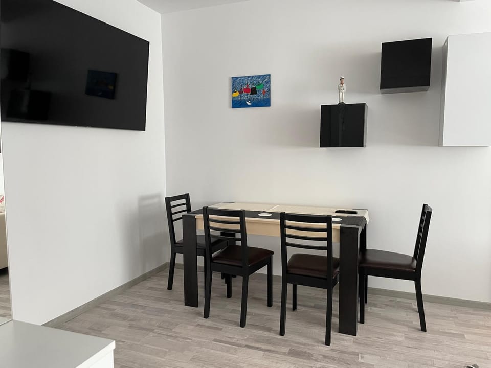 TV and multimedia, Seating area, Dining area