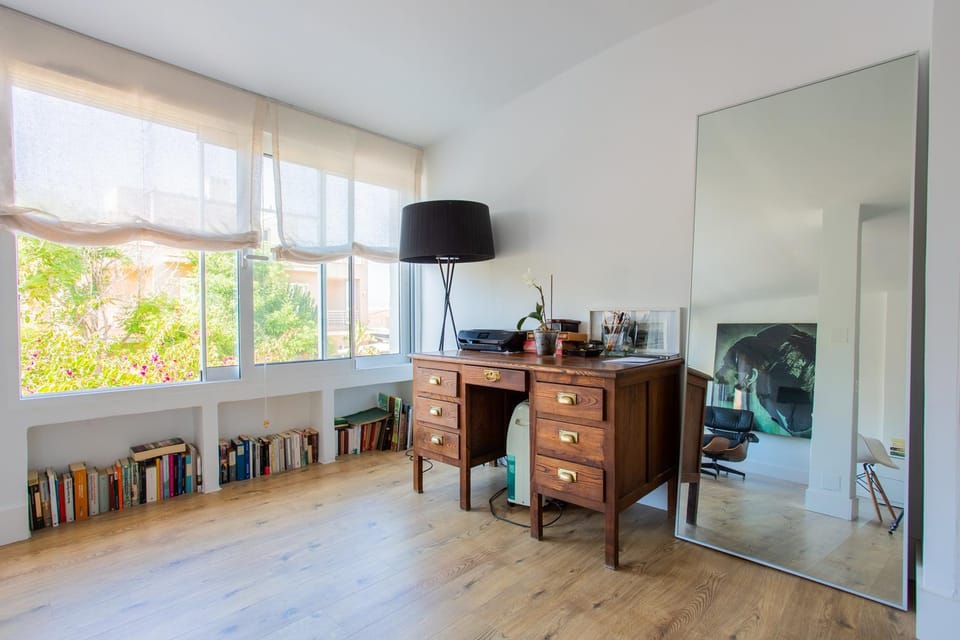 Library, Seating area, hair dresser