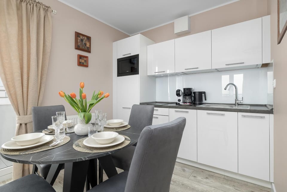 Kitchen or kitchenette, Dining area, oven, stove