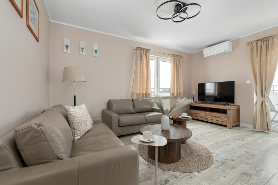 TV and multimedia, Living room, Seating area, Evening entertainment, air conditioner
