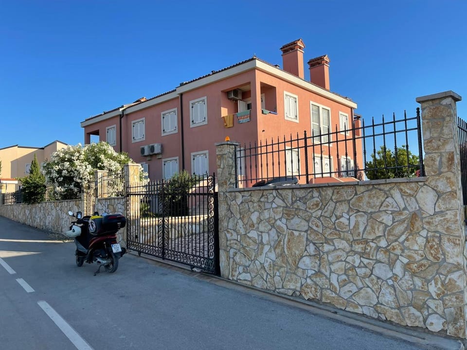 Property building, Day, Neighbourhood, Street view