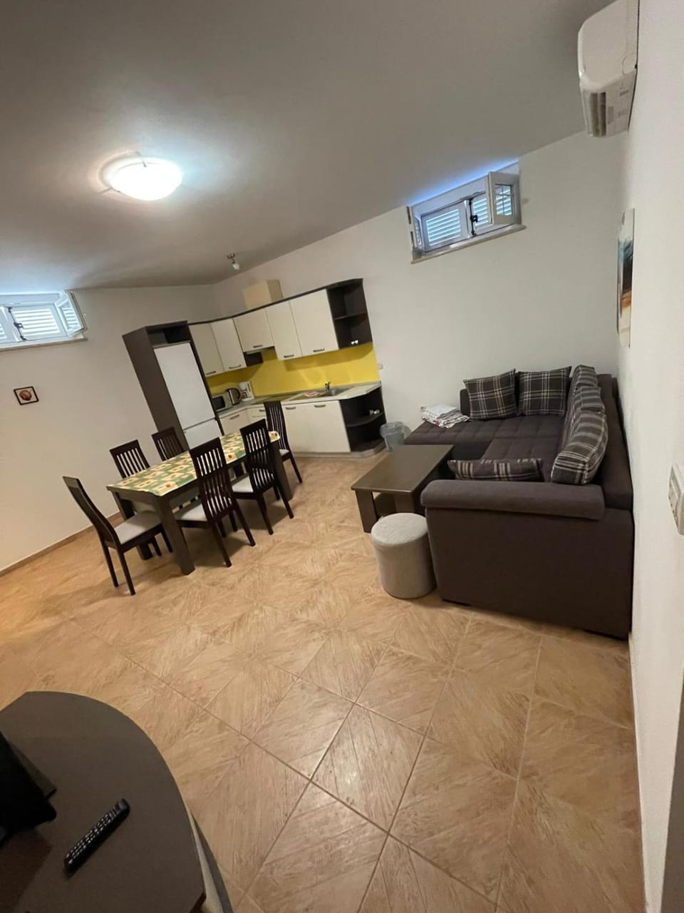 Kitchen or kitchenette, Dining area