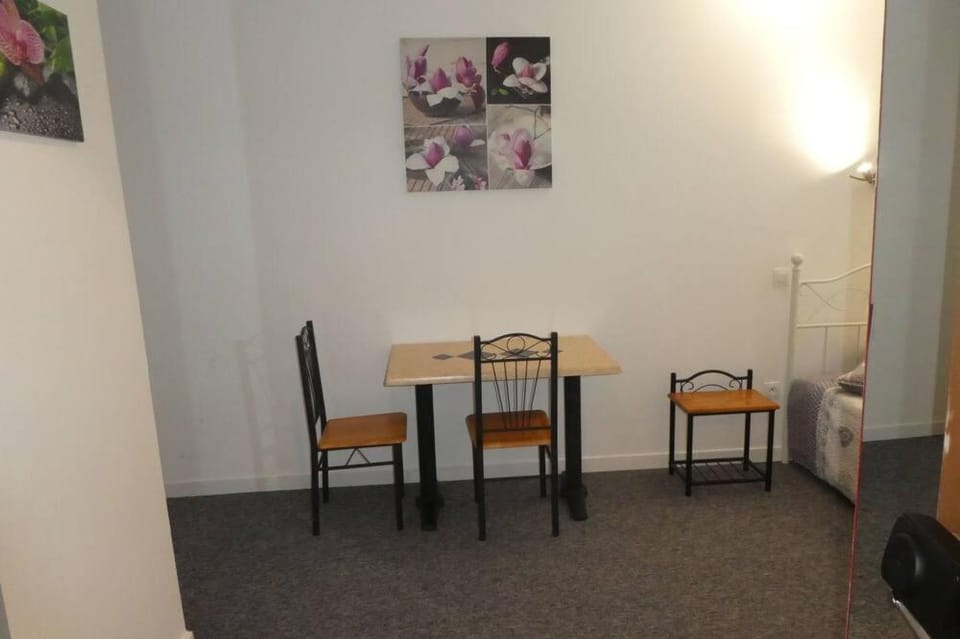 eTANIT ! Parking VélO, Etape Bicycle - 1mn a toute Connection Bus,Train et Aéroport - Calme Plein Centre de Beziers pour visiter,manger - Chambres Climatisées, Spacieuses Amenagees pour Singles, Couple, et ou Familles - Consigne et Petit Dej en plus Hotel in Béziers