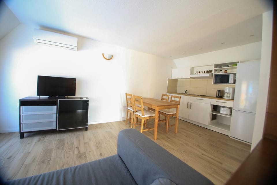 Kitchen or kitchenette, Dining area, stove, air conditioner