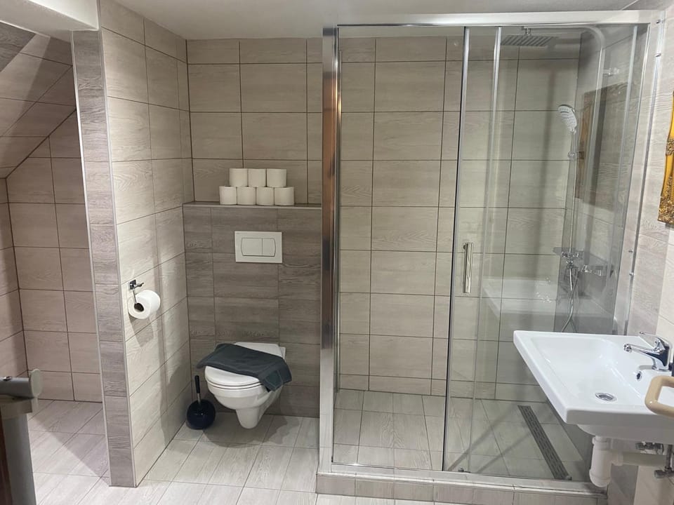 Shower, Toilet, Bathroom, towels