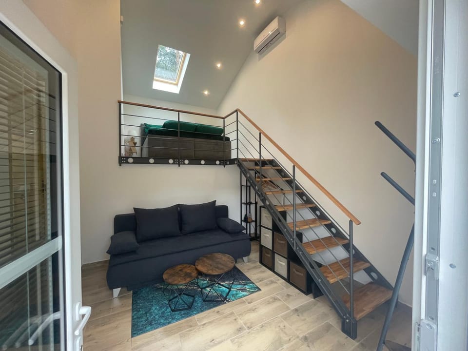 Bed, Living room, Photo of the whole room, Seating area, Bedroom, air conditioner
