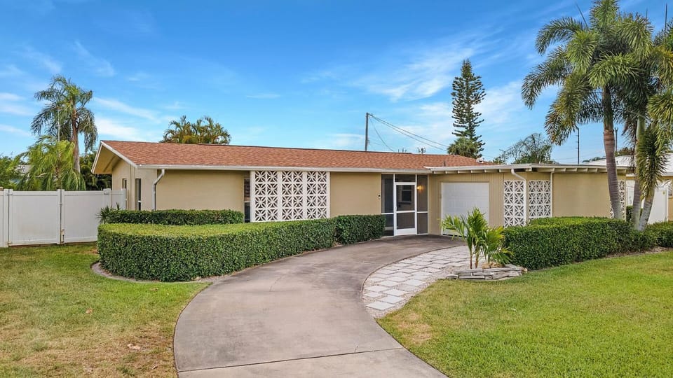 Nostra Palazzo on the Canal - Cape Coral - Roelens Vacations House in Cape Coral