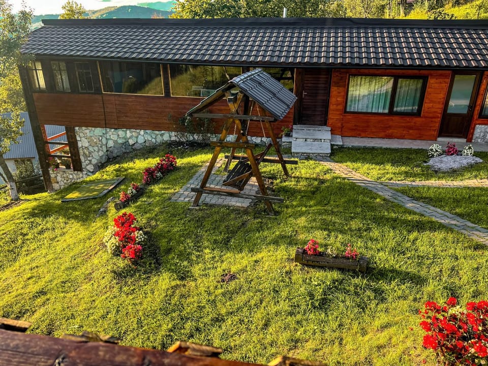 Property building, Day, Natural landscape, Garden, Garden view