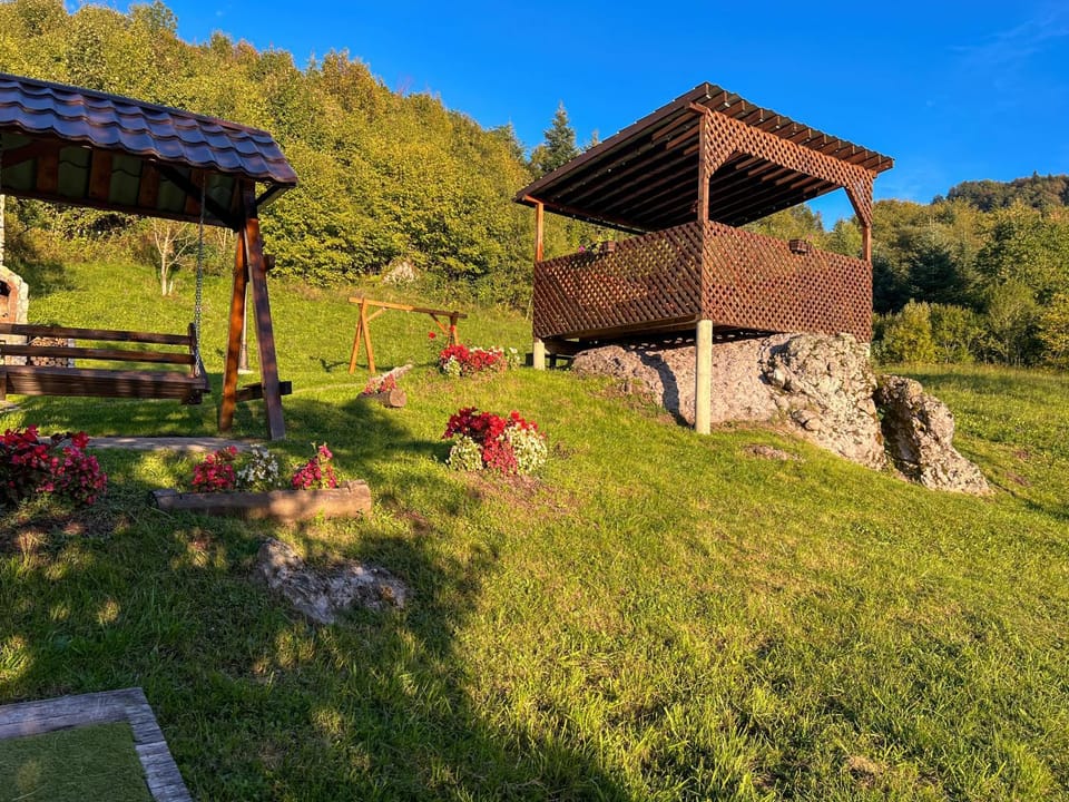 Property building, Day, Natural landscape, Garden, Garden view