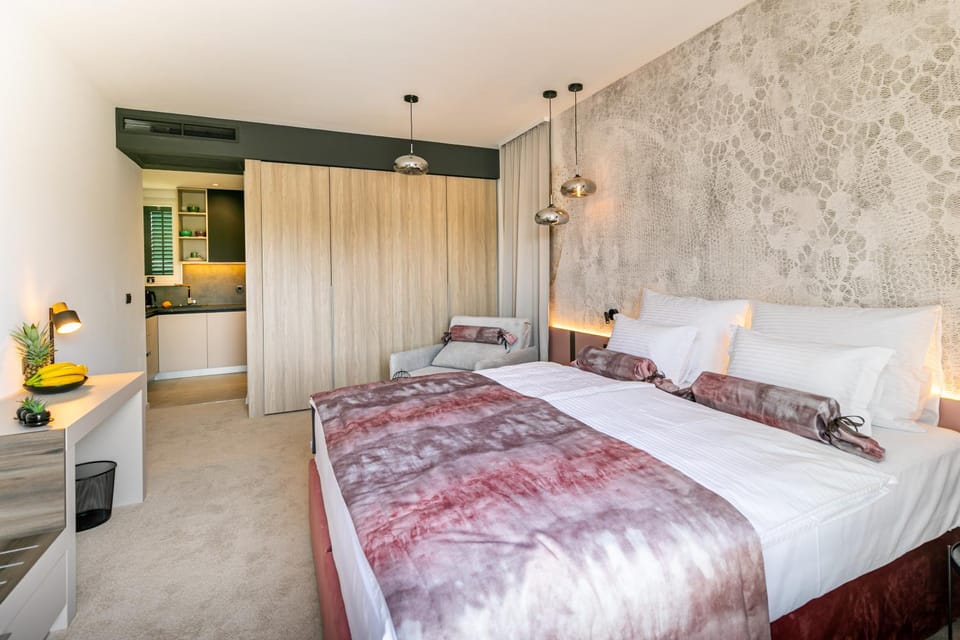 Kitchen or kitchenette, Bedroom