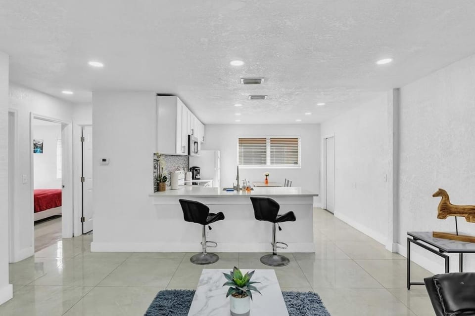 2 Bdrm Modern House Mins From Beach & Casino Hb1 House in Hallandale Beach