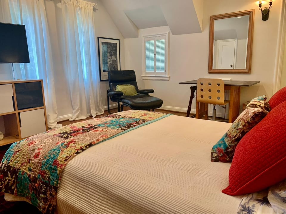 Beautiful airy architect-designed room and brand new private luxe bathroom Vacation rental in San Fernando Valley
