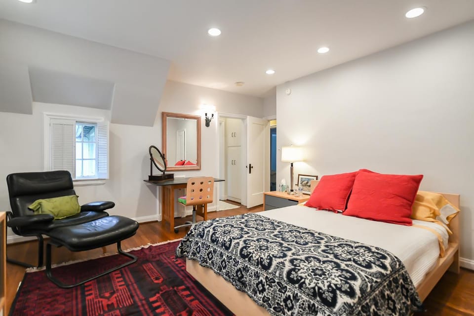 Beautiful airy architect-designed room and brand new private luxe bathroom Vacation rental in San Fernando Valley