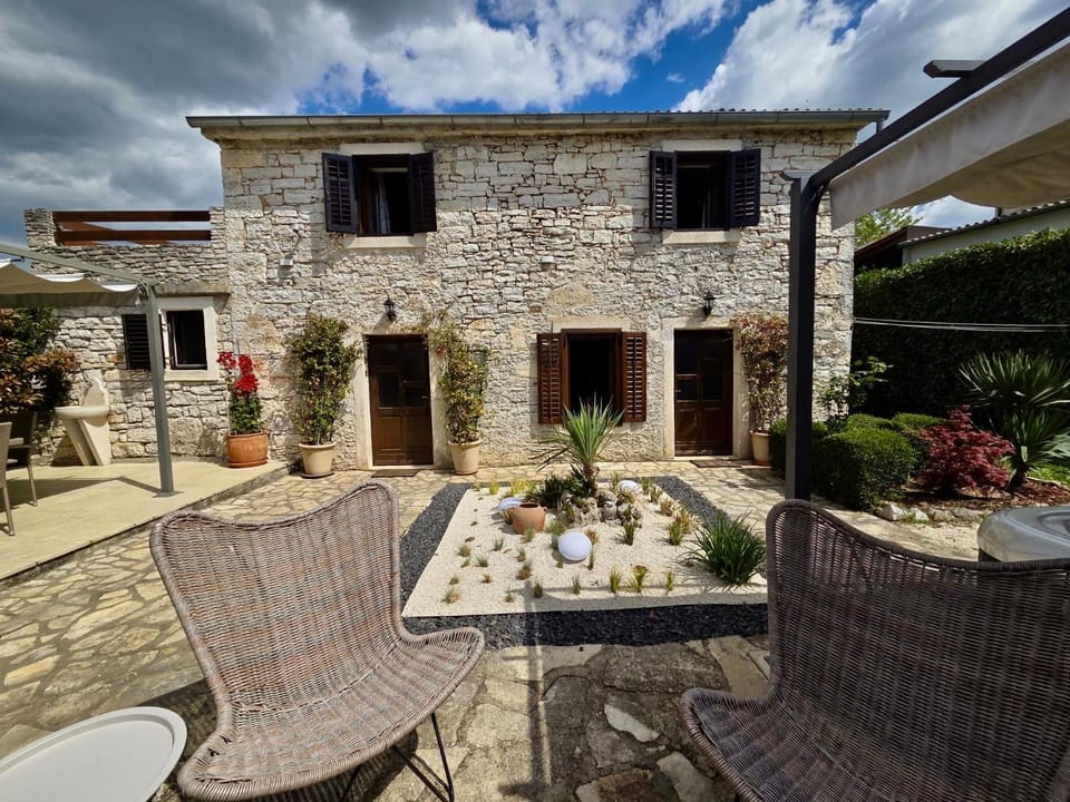 Stonehouse Ana with Jacuzzi Rovinj-Krmed House in Istria County