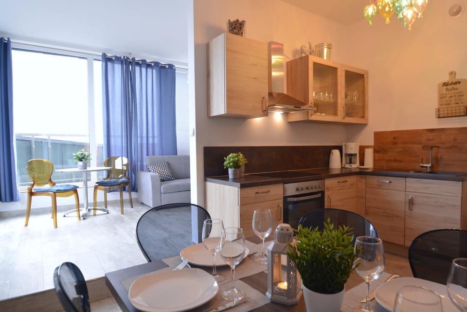 Kitchen or kitchenette, Dining area