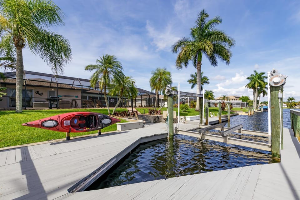 Villa Admiral's Retreat - Southern exposure, DIRECT gulf access, bikes, kayak, and heated pool! House in Cape Coral
