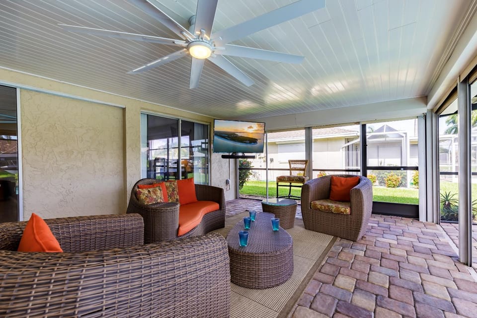 Villa Admiral's Retreat - Southern exposure, DIRECT gulf access, bikes, kayak, and heated pool! House in Cape Coral