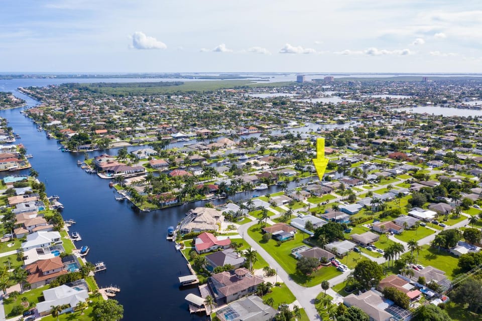Villa Admiral's Retreat - Southern exposure, DIRECT gulf access, bikes, kayak, and heated pool! House in Cape Coral