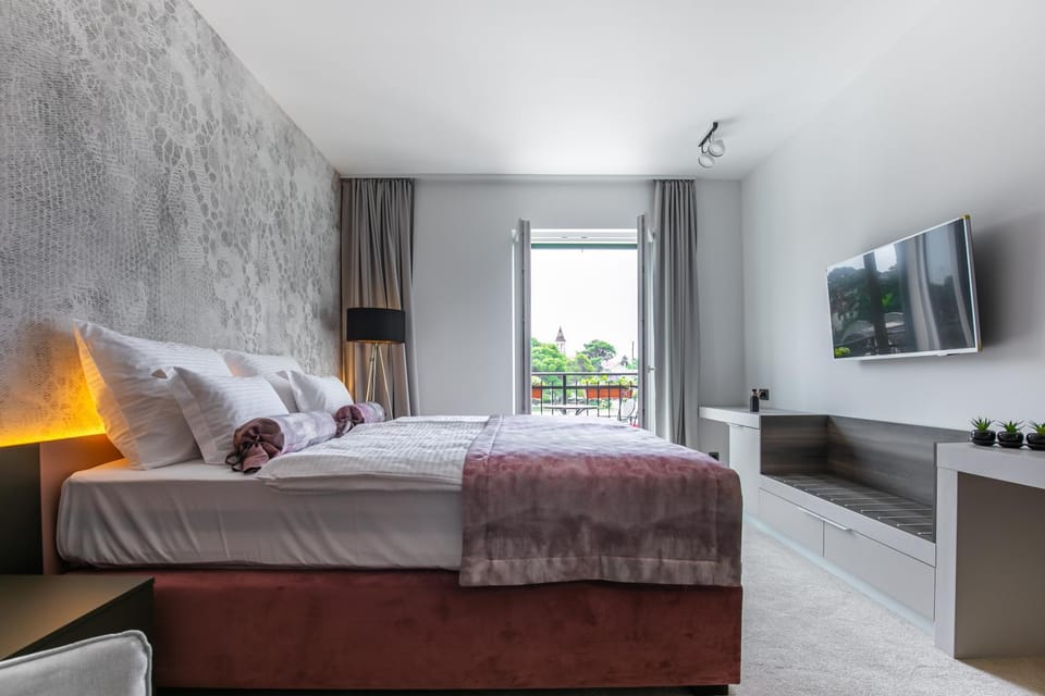 Bed, TV and multimedia, Photo of the whole room, Bedroom