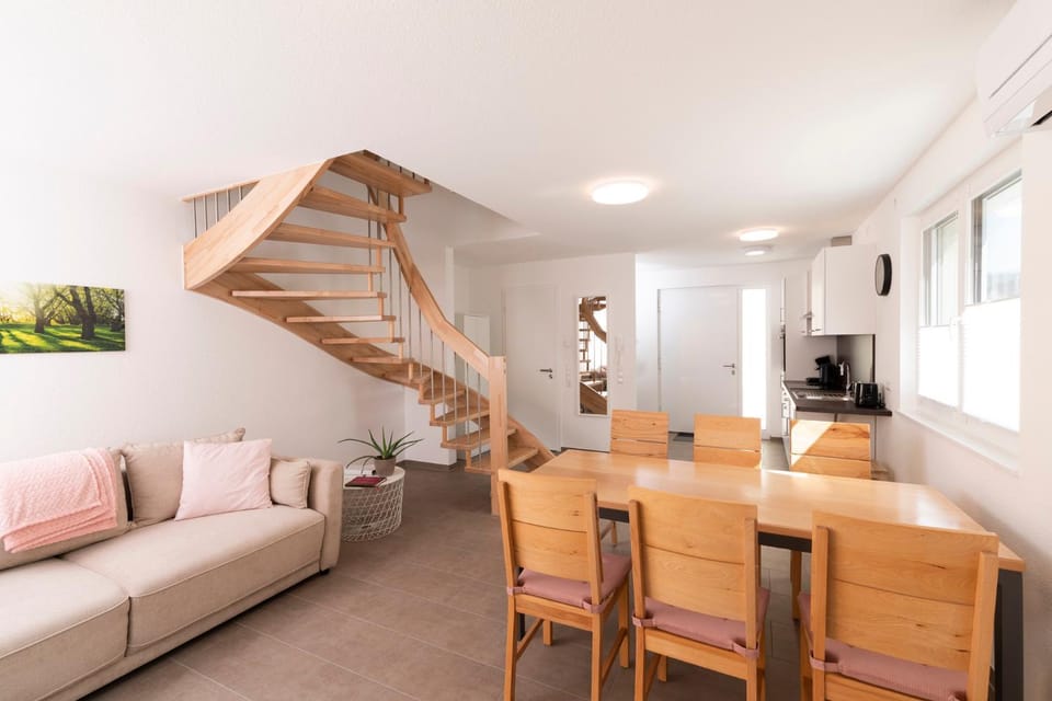 Kitchen or kitchenette, Living room, Seating area, Dining area