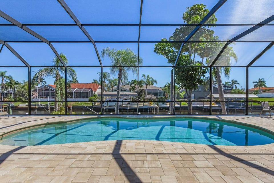 Gulf Access, Heated Pool & Spa - BAREFOOT & FANCY FREE - Villa Barefoot - Roelens Vacations House in Cape Coral