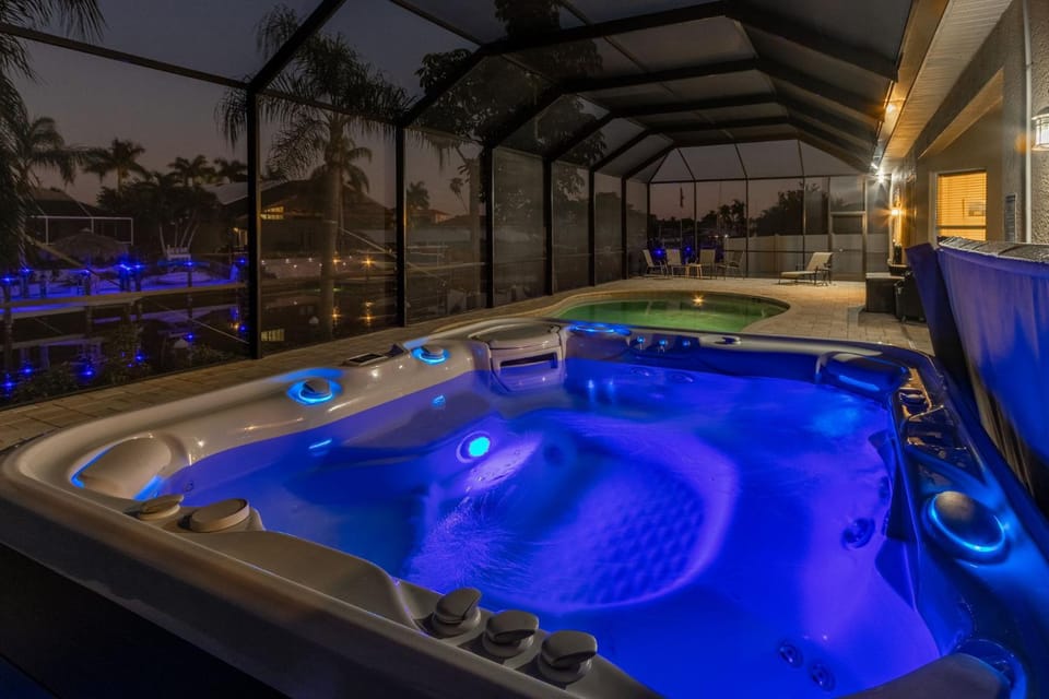 Gulf Access, Heated Pool & Spa - BAREFOOT & FANCY FREE - Villa Barefoot - Roelens Vacations House in Cape Coral
