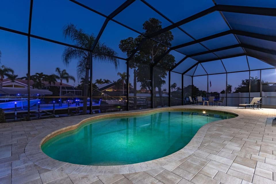 Gulf Access, Heated Pool & Spa - BAREFOOT & FANCY FREE - Villa Barefoot - Roelens Vacations House in Cape Coral