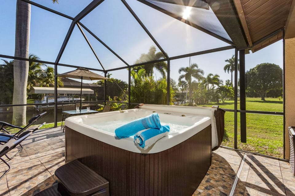 BRAND NEW RENTAL, Heated Pool, DIRECT Gulf access - Villa Bimini Breeze - Roelens Vacations House in Cape Coral