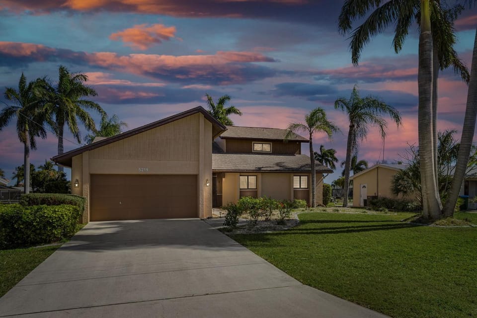 BRAND NEW RENTAL, Heated Pool, DIRECT Gulf access - Villa Bimini Breeze - Roelens Vacations House in Cape Coral