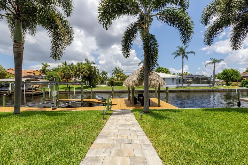 Half mile to the beach! Heated Pool & Spa, with Tiki on boat dock! - Villa Changes in Attitude House in Cape Coral