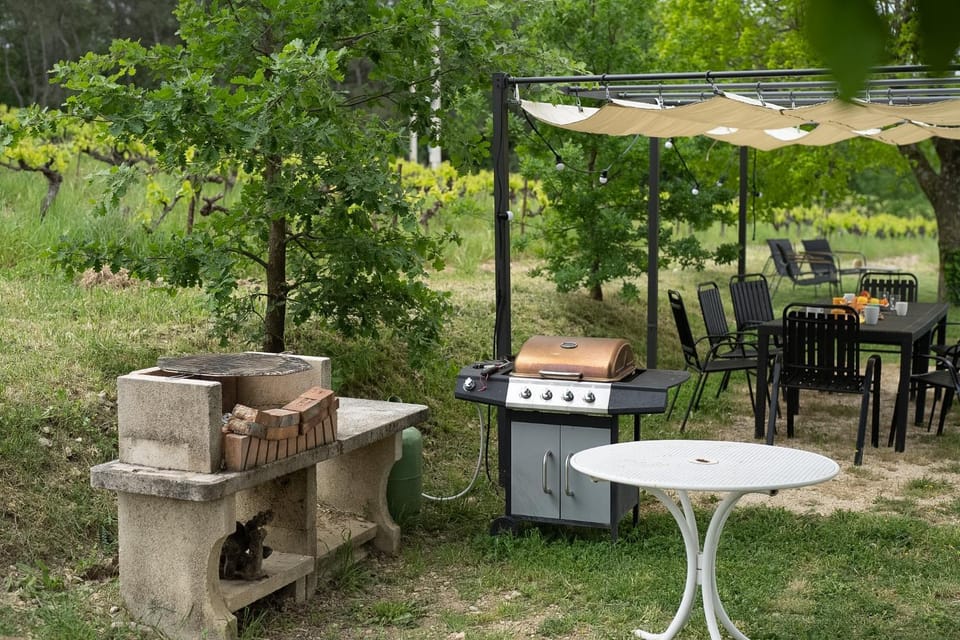 Spring, Day, BBQ facilities, Garden, Living room, Dining area