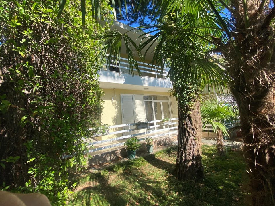 Property building, Facade/entrance, Garden