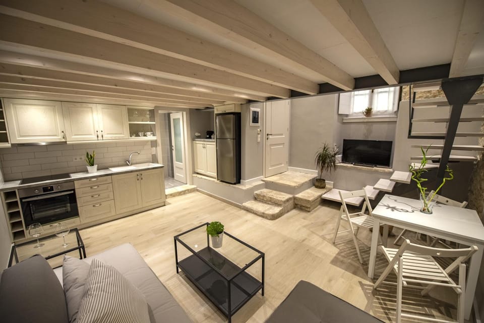 Kitchen or kitchenette, Living room, Seating area, Dining area