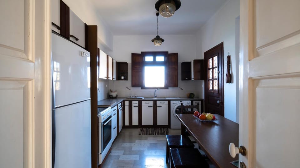 Kitchen or kitchenette, Dining area, minibar, stove
