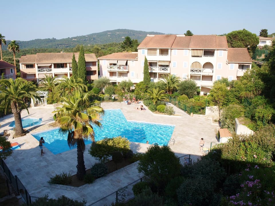 2P Terrasse vue piscine et jardin tropical La Croix Valmer Apartment in La Croix-Valmer