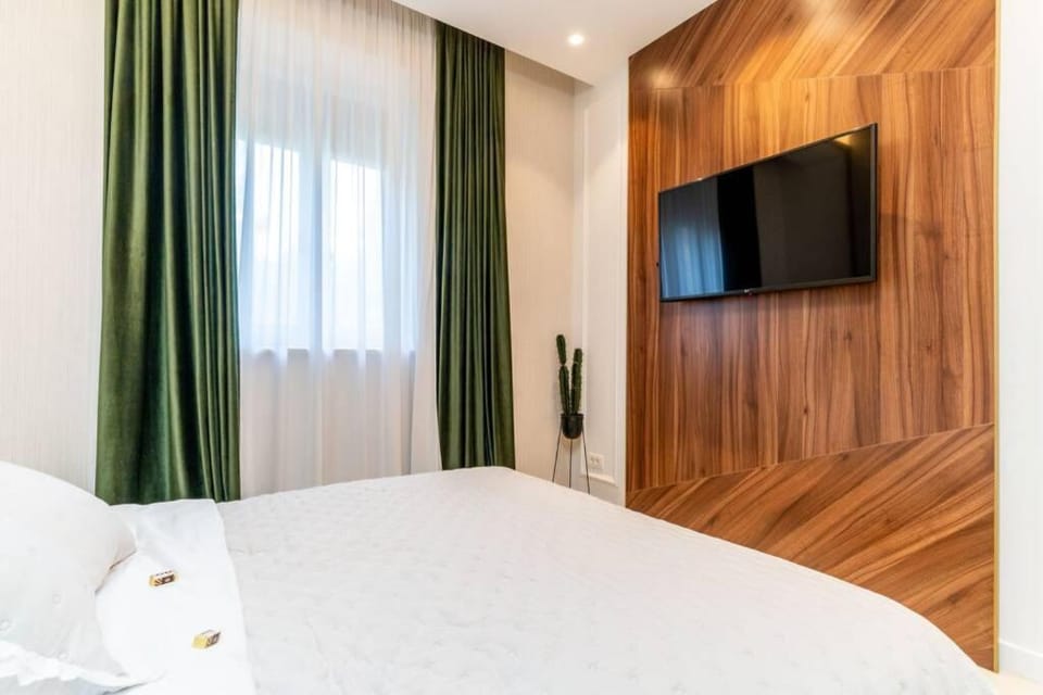 Bed, TV and multimedia, Bedroom