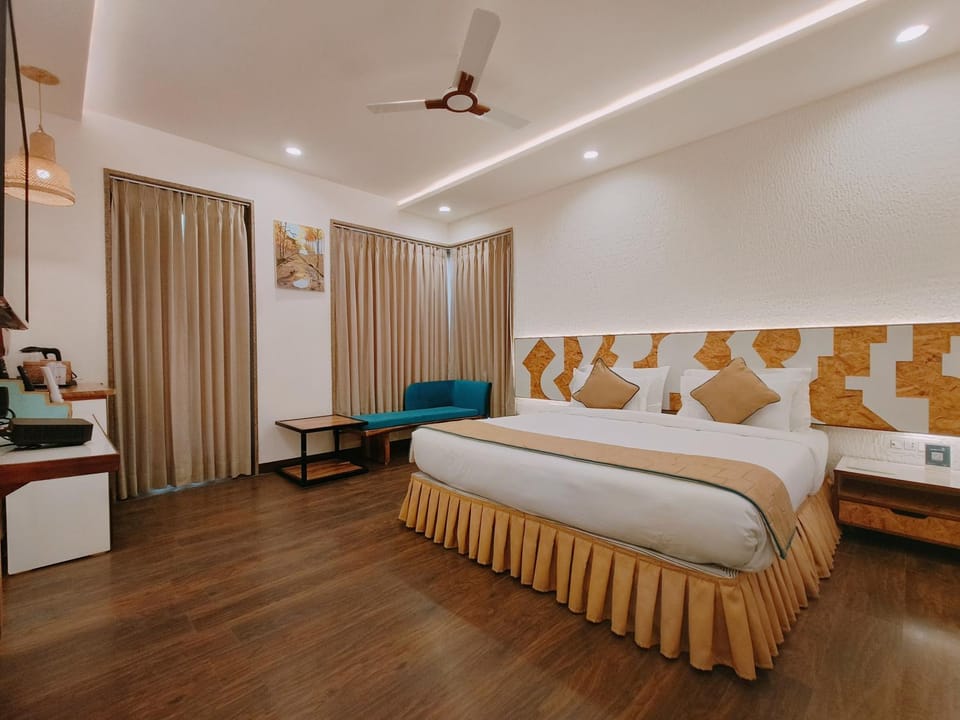 Bed, Photo of the whole room, Seating area, Bedroom, fireplace