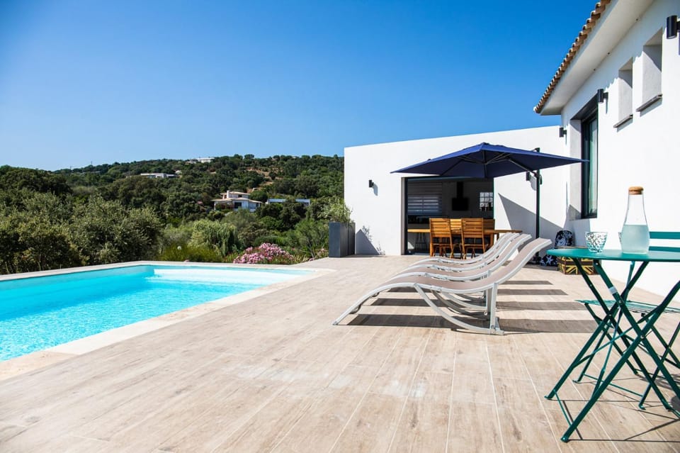 Swimming pool, sunbed