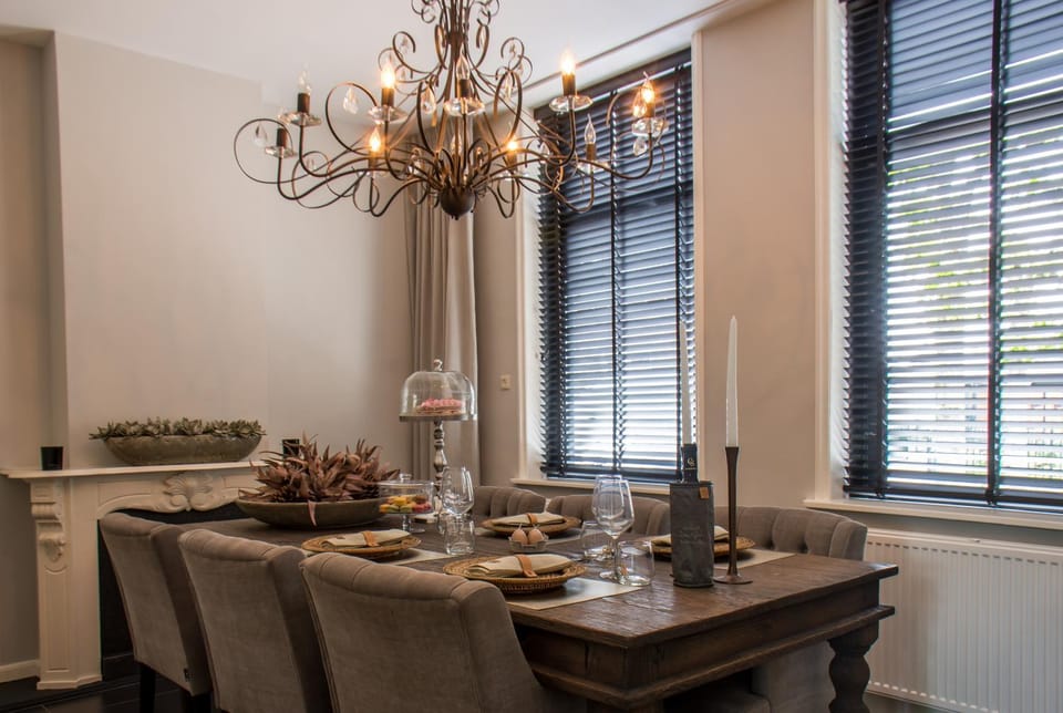 Living room, Food and drinks, Business facilities, Dining area, Drinks, Alcoholic drinks