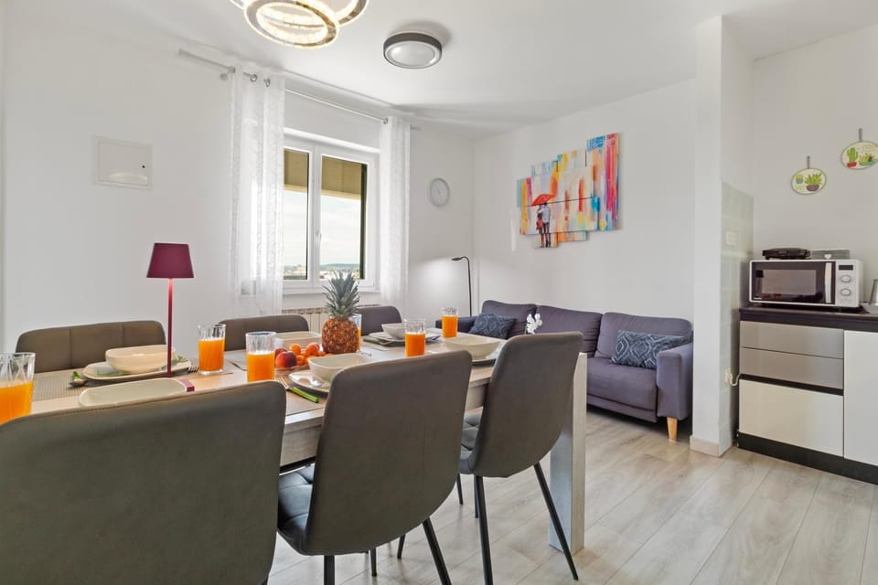 Kitchen or kitchenette, Seating area, Dining area