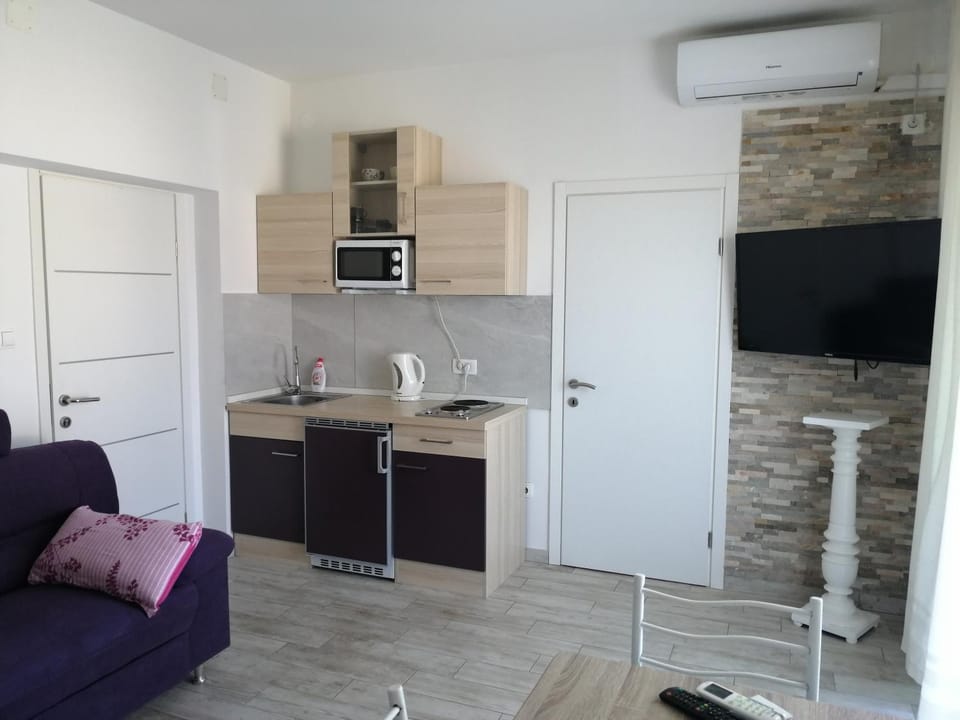 TV and multimedia, Kitchen or kitchenette, Living room