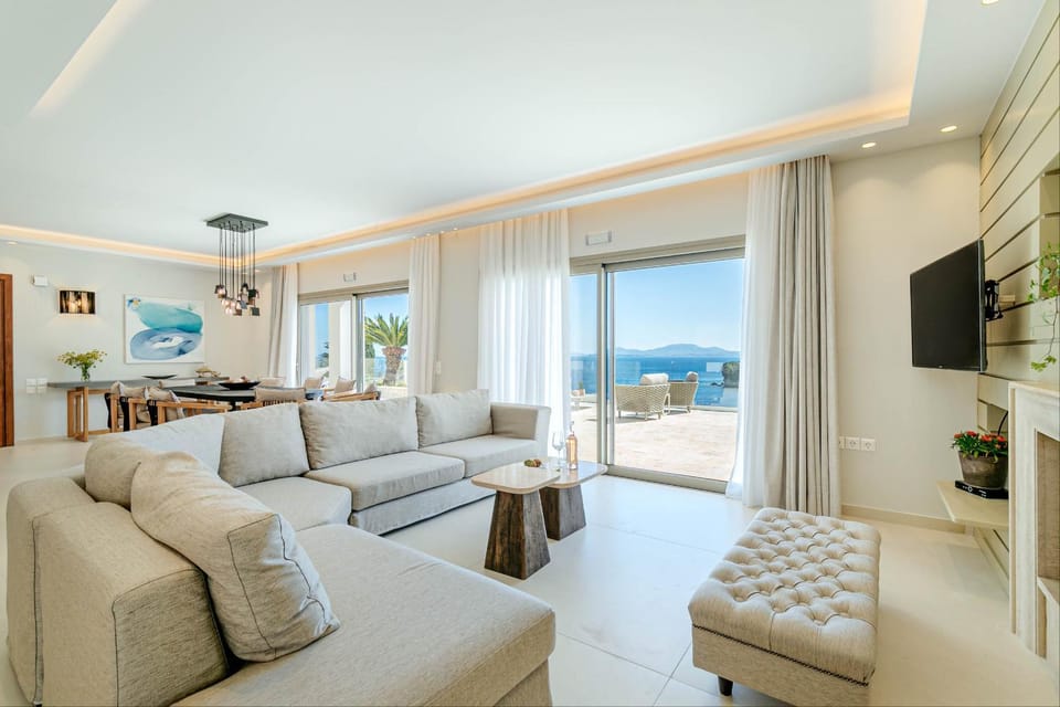 Communal lounge/ TV room, TV and multimedia, Living room, Seating area, Sea view