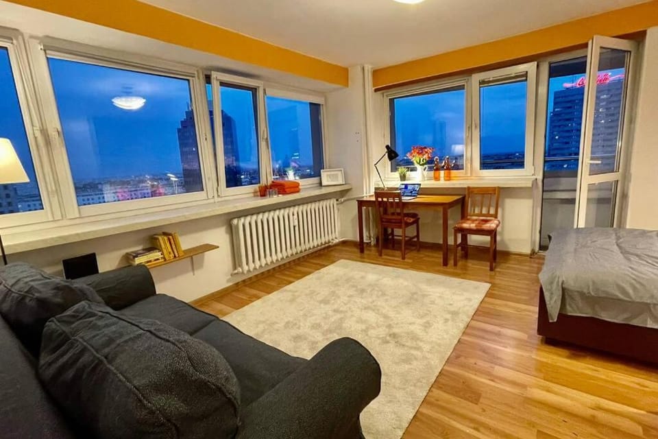 ORANGE metro fast WiFi 1Gbs big TV HBO AppleTV Apartment in Warsaw