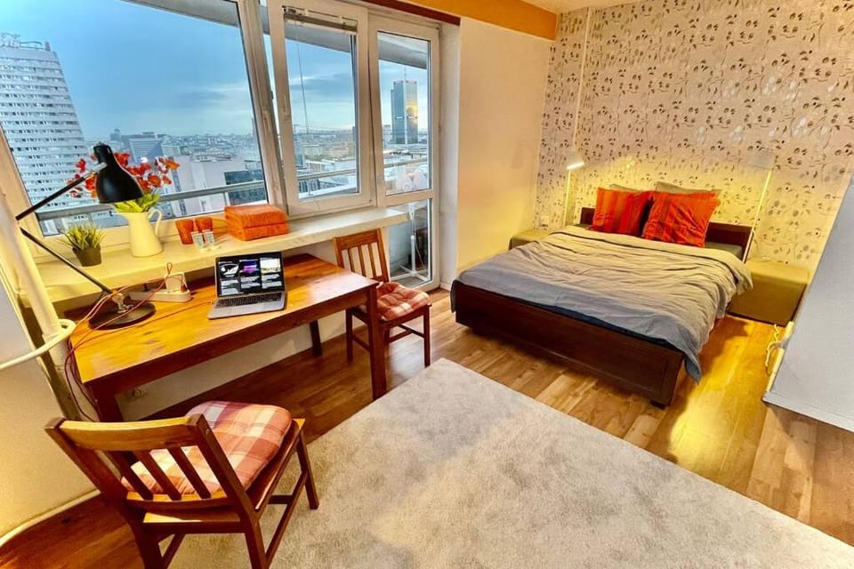 ORANGE metro fast WiFi 1Gbs big TV HBO AppleTV Apartment in Warsaw