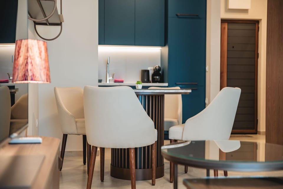 Kitchen or kitchenette, Living room, Seating area, Dining area